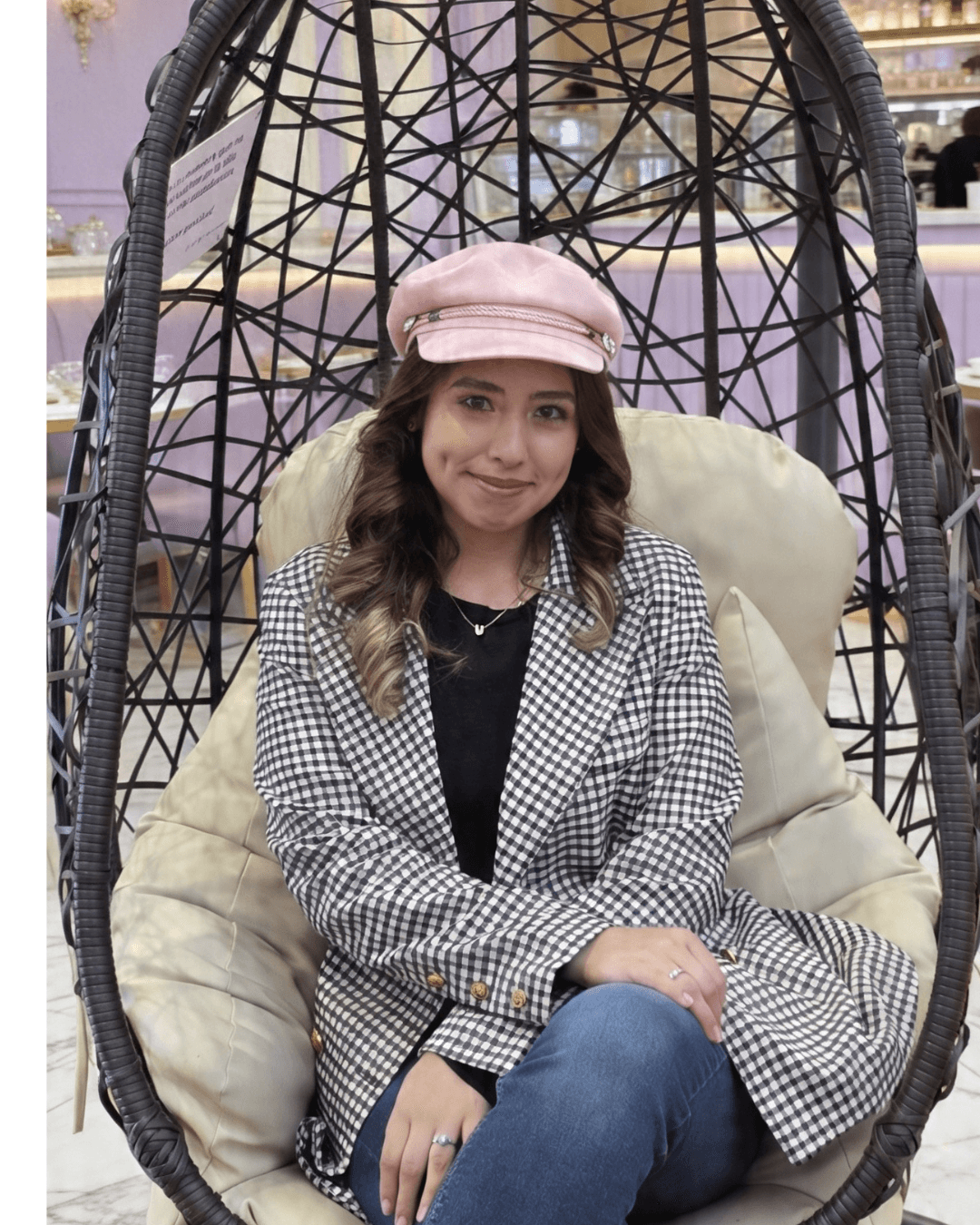 Clienta con boina Gatsby rosada y blazer de cuadros